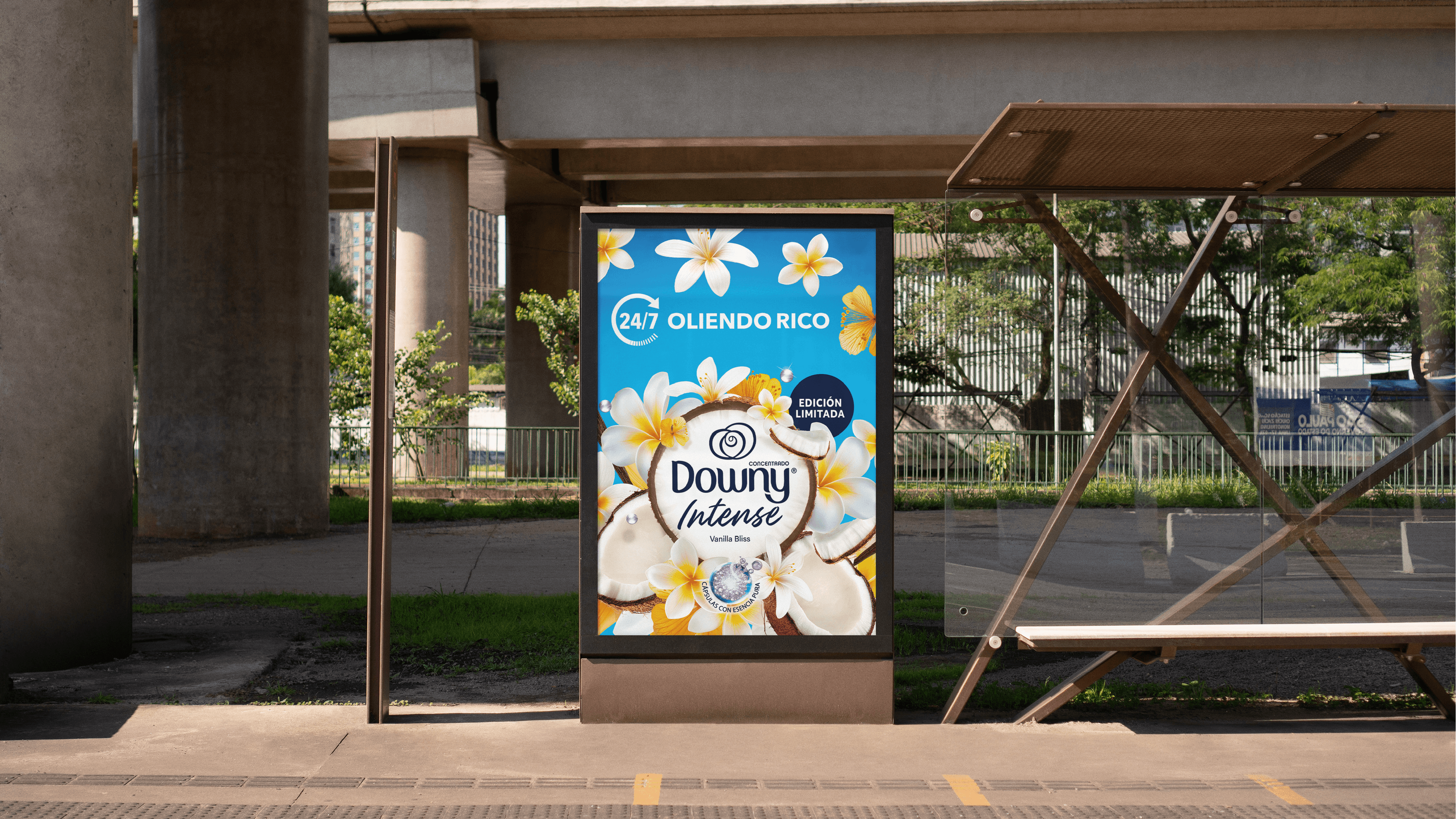 Parada de autobús con cartel de Downy Intense Vanilla Bliss.