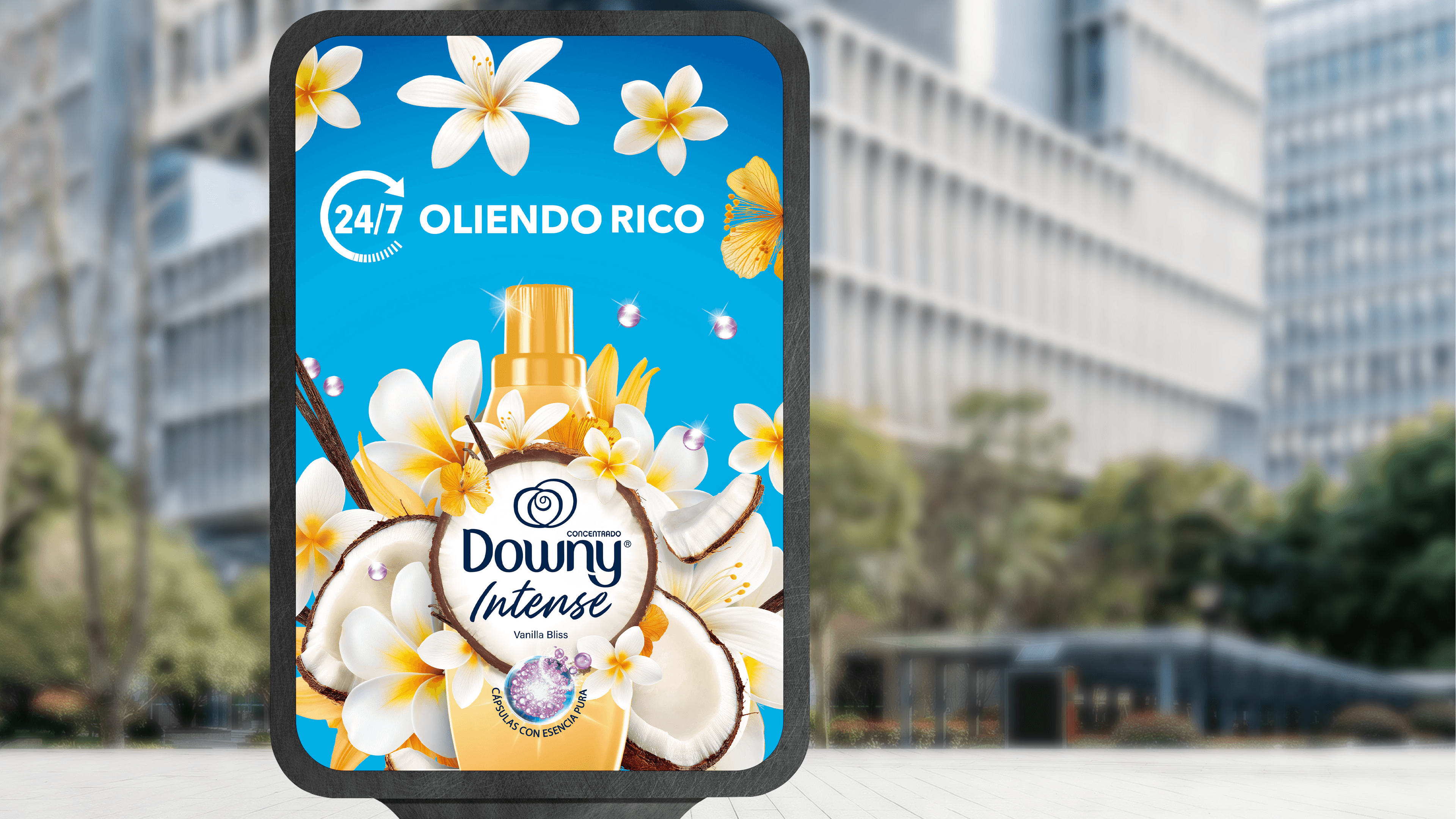Mupi de Downy Intense Vanilla Bliss en la calle.